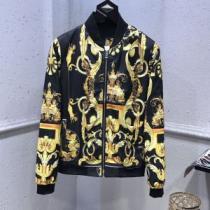 VERSACE ヴェルサーチ ブルゾン 上品でファッション 海外限定アイテム 最近人気一番！