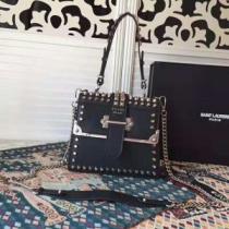 ショルダーバッグ 海外先行発売！ 2色可選 PRADA プラダ 個性的なモデル 秋冬大活躍.68.