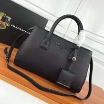 人目を引く存在感 現代的な印象 最終数量限り！ 4色可選 PRADA プラダ ハンドバッグ.68.