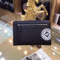 すっかり定番化 フェンディ人気急上昇中  FENDI ポーチ ストリートファッション.487.