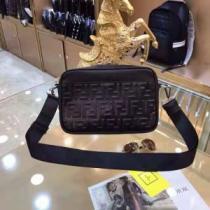 人目を引く存在感  ショルダーバッグ 目前の注目ブランド フェンディ FENDI 大人カジュアル.487.