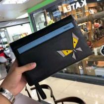 有名人同じアイテム フェンディしっかりとした  FENDI ポーチ 大胆なデザイン.487.