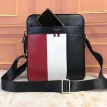秋冬大活躍 ショルダーバッグ トムブラウン 2026年秋冬入荷 THOM BROWNE 美品*入手困難.488.