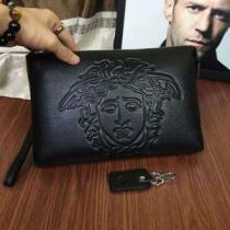 ヴェルサーチ個性的なモデル VERSACE ポーチ 2026年秋冬入荷人目を引く存在感.82.