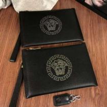 希少性の高い ポーチ ヴェルサーチ18ＳＳ美品 VERSACE 上品でファッション.82.
