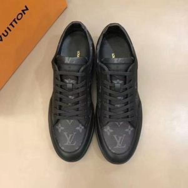 入手困難 セレブも愛用商品 ランニングシューズ  ルイ ヴィトン 非常に人気の高い LOUIS VUITTON
