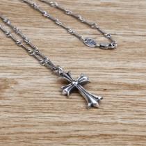夏の大人カジュアルスタイル クロムハーツ CHROME HEARTS  ネックレス 大人っぽく着こなせる