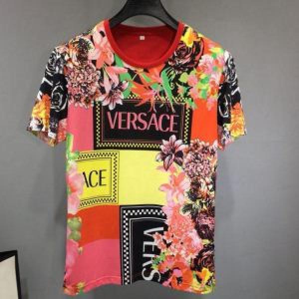 VERSACE ヴェルサーチ 半袖Tシャツ きれいめ上品に 一気にトレンド感満載な着こなし