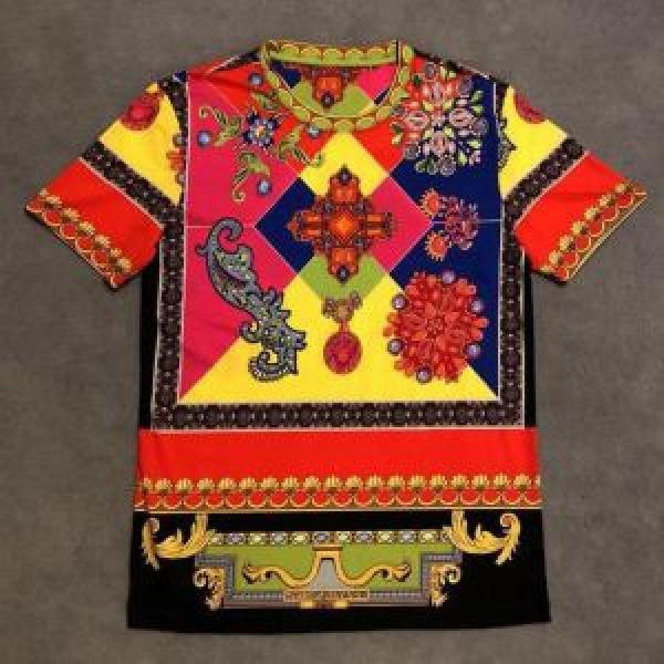 派手すぎず VERSACE ヴェルサーチ 半袖Tシャツ 2026春夏も引き続きトレンド 今人気の秘訣