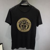 VERSACE ヴェルサーチ 半袖Tシャツ 2色可選 春夏に役立つカジュアル 軽やかな素材感