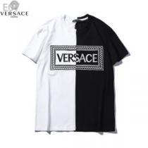 ブラッシュアップして華やかに ドレスアップ効果も抜群 VERSACE ヴェルサーチ 半袖Tシャツ