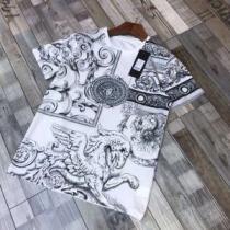 半袖Tシャツ きれいめ派に上質 今年流大人っぽさ  VERSACE ヴェルサーチ 旬の気分を絶妙に