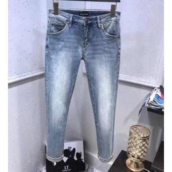2026年の春夏に着たい デニムパンツ 透け感優しい アルマーニ ARMANI 大人っぽく仕上げ