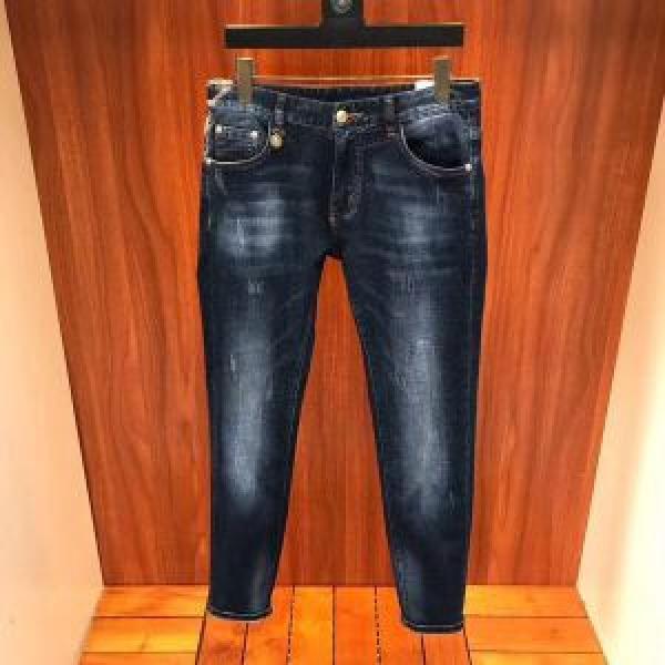 スタイルアップ上品  ヴェルサーチVERSACE きれいめ派に上質 デニムパンツ 2026年最新ファッション 