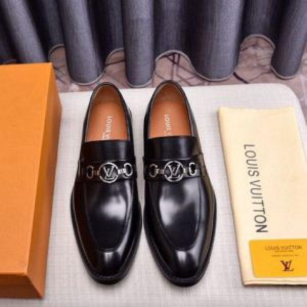 2025春夏のトレンド新商品 LOUIS VUITTON 抜け感のあるキレイめ ルイ ヴィトン 革靴