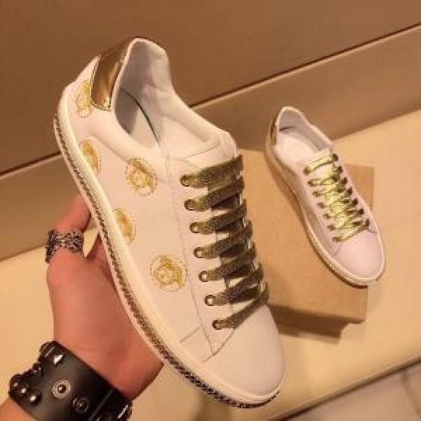 オシャレ上級者に VERSACE ヴェルサーチ カジュアルシューズ 2色可選 2026春夏も引き続きトレンド