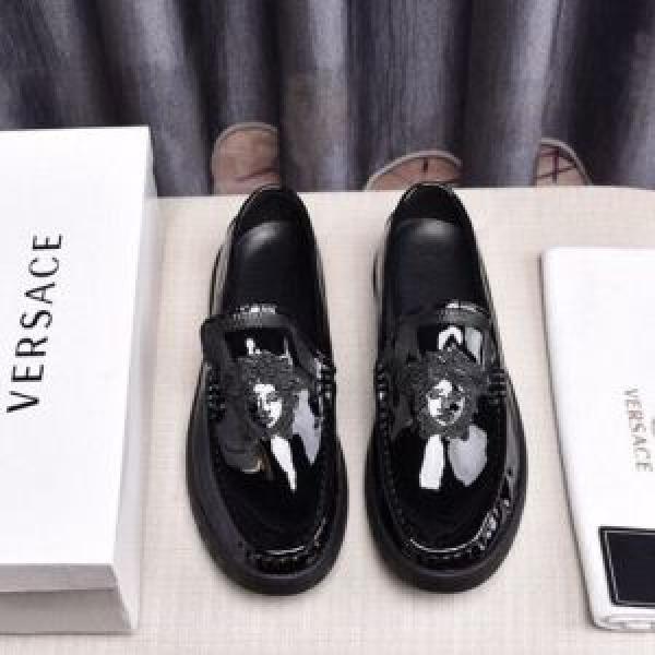 カジュアルシューズ 今季トレンドの限定アイテム 2026年の夏のマスト VERSACE ヴェルサーチ