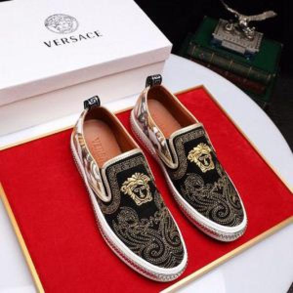 VERSACE ヴェルサーチ カジュアルシューズ 2026春夏の大注目トレンド 一気にトレンド感満載な着こなし