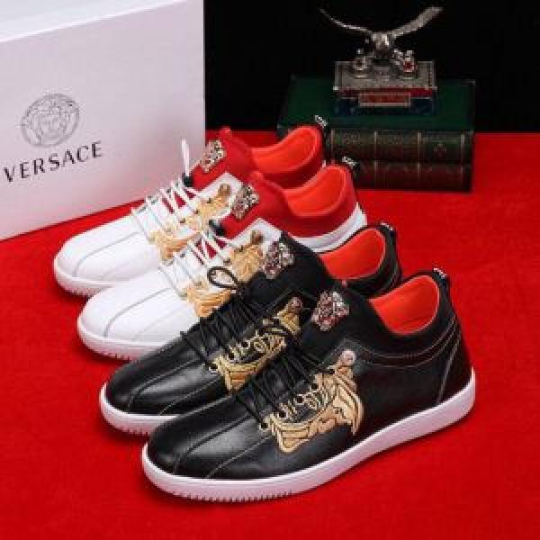 2色可選 カジュアルシューズ 2025年の夏のマスト 今季トレンドの限定アイテム VERSACE ヴェルサーチ