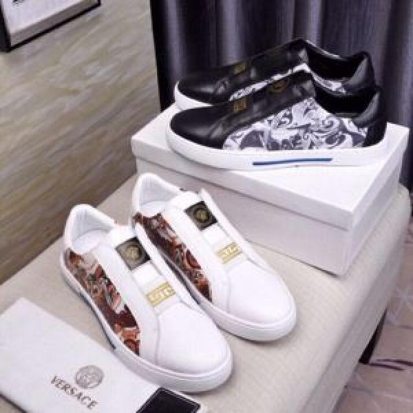 夏らしい品格が漂う 2026年の春夏に着たい 軽やかな素材感 VERSACE ヴェルサーチ カジュアルシューズ 2色可選