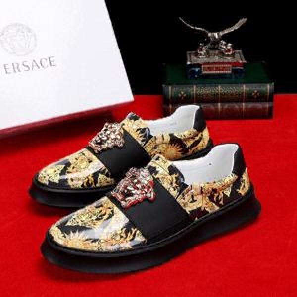 カジュアルシューズ  VERSACE ヴェルサーチ ブランドの話題の新作も！ 大人カジュアル夏ファッション2026