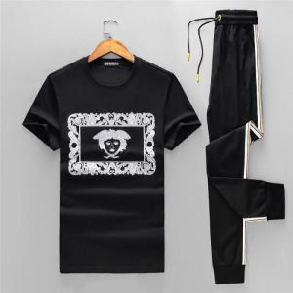 2色可選 送料込み 希少品 VERSACE 春夏の流行り2026新品 ヴェルサーチ 半袖 上下セット