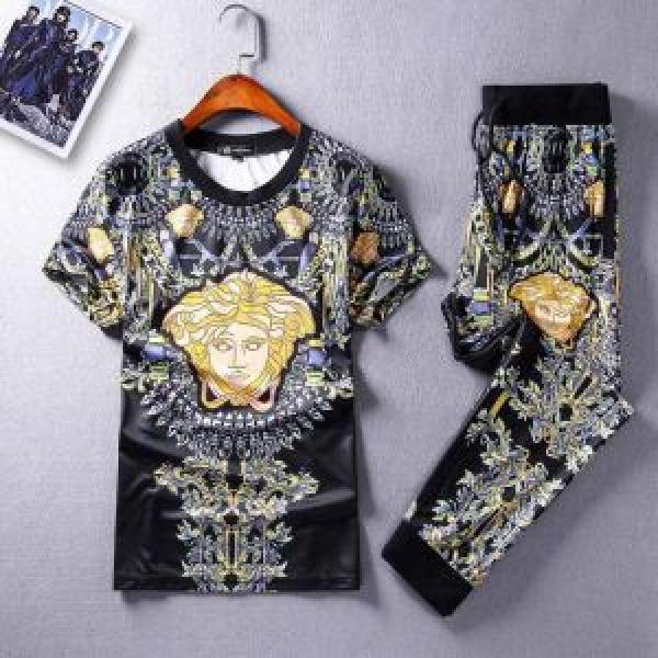 やっと見つけた国内即発 VERSACE 2026夏ファション新品ヴェルサーチ 半袖 上下セット夏キレ味をプラス