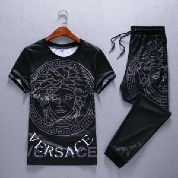 最新☆大人気☆話題沸騰 半袖 上下セット2026限定 男性に人気 VERSACE ヴェルサーチ定番が欲しい方