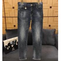 デニムパンツ 大人のカジュアルスタイル モンクレール MONCLER 2026SSのトレンド商品