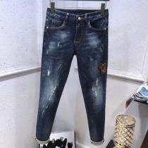 通勤の定番  デニムパンツ この夏は注目新作 ヴェルサーチVERSACE 2026春夏も引き続き人気セール