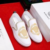 知的な夏のスタイル VERSACE ヴェルサーチ カジュアルシューズ 【2026年】夏のファッション きちんと感をプラス