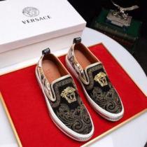 VERSACE ヴェルサーチ カジュアルシューズ 2026春夏の大注目トレンド 一気にトレンド感満載な着こなし