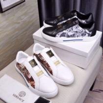 夏らしい品格が漂う 2026年の春夏に着たい 軽やかな素材感 VERSACE ヴェルサーチ カジュアルシューズ 2色可選