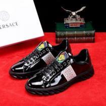 柔らかい印象に上質 2026春夏のトレンド新商品 VERSACE ヴェルサーチ 2色可選 カジュアルシューズ