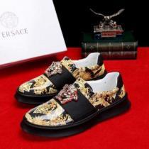 カジュアルシューズ  VERSACE ヴェルサーチ ブランドの話題の新作も！ 大人カジュアル夏ファッション2026
