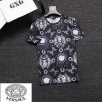 目を引く存在感抜群 ヴェルサーチVERSACE 2025春夏の大注目トレンド Tシャツ/ティーシャツ 2色可選