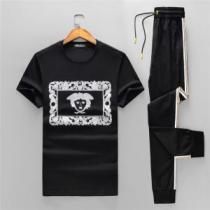 2色可選 送料込み 希少品 VERSACE 春夏の流行り2026新品 ヴェルサーチ 半袖 上下セット