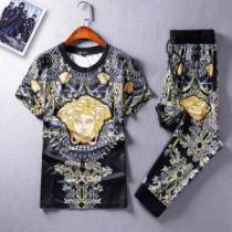 やっと見つけた国内即発 VERSACE 2026夏ファション新品ヴェルサーチ 半袖 上下セット夏キレ味をプラス