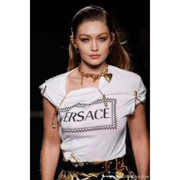 VERSACE ヴェルサーチ 半袖Tシャツ 《2026年》今、注目のストリート 絶妙にオシャレ人気アイテム