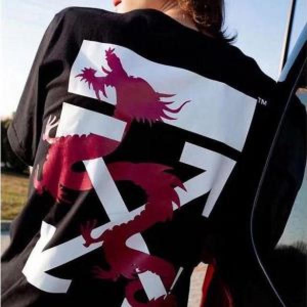 夏らしい抜け感を演出し 《2026年》今、注目のストリート 大人らしく仕上げ Off-White オフホワイト 半袖Tシャツ