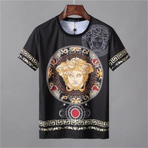 爽やかすぎない大人の印象に VERSACE ヴェルサーチ 半袖Tシャツ 2026年春夏流行ファッション