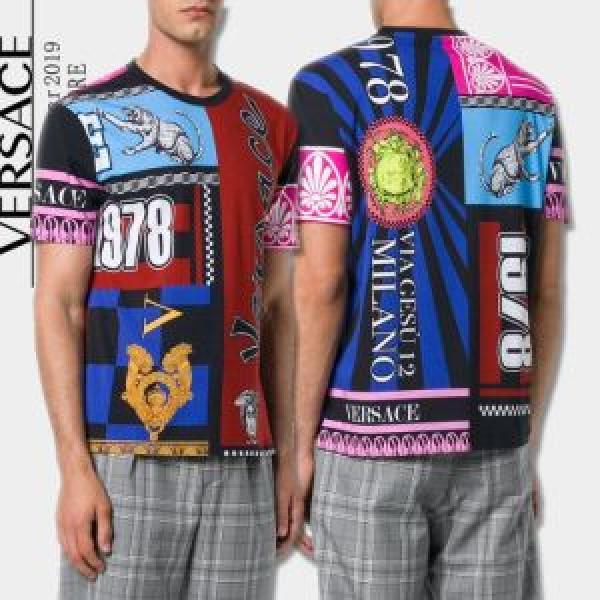 ぜひ今年のトレンドをチェック VERSACE ヴェルサーチ 半袖Tシャツ 【2026年】夏のファッション