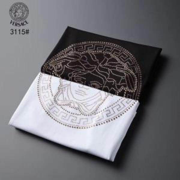 春夏らしい華やか 半袖Tシャツ  VERSACE ヴェルサーチ 2色可選 【2026春夏】最新コレクション