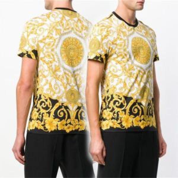 半袖Tシャツ VERSACE ヴェルサーチ 2026年春夏のトレンドアイテム 清涼感とカジュアルスタイル