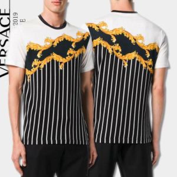 VERSACE ヴェルサーチ 半袖Tシャツ  大人のこなれた着こなし 大人カジュアル夏ファッション2026