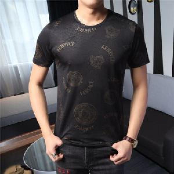 半袖Tシャツ VERSACE ヴェルサーチ 優しい雰囲気スタイリッシュに  【2026年】夏のファッション