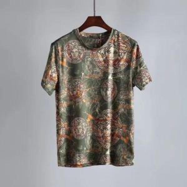 今年は大きめの新作がトレンド 大人カジュアル夏ファッション2026 VERSACE ヴェルサーチ 半袖Tシャツ