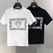 爽やかすぎない大人の印象に 2026年の夏のマスト VERSACE ヴェルサーチ 半袖Tシャツ 2色可選