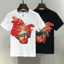 春夏を感じさせる VERSACE ヴェルサーチ 半袖Tシャツ 2色可選 2026年春夏のトレンドアイテム