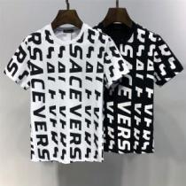 暑い季節も大活躍 VERSACE ヴェルサーチ 半袖Tシャツ 2色可選 おしゃれな夏ファッション2026